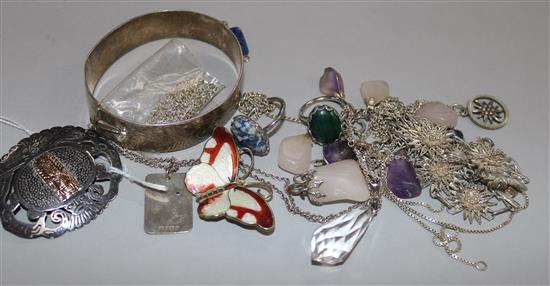 Mixed silver jewellery.